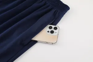 Gros plan sur la poche latérale profonde du short de football bleu marine respirant et léger