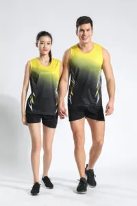 Conjunto de atletismo profesional con camiseta degradada amarilla y pantalones cortos negros