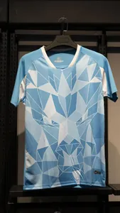 Detail eines blauen Fußballtrikots mit modernem geometrischem Löwenkopf-Grafikmuster.