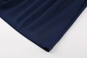 Gros plan de l'ourlet d'un maillot de football bleu marine en maille respirante