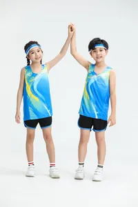 Conjunto de atletismo infantil con chaleco degradado azul y pantalón corto para entrenamiento
