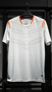Wit en oranje sportshirt met korte mouwen en subtiele geometrische textuur detail
