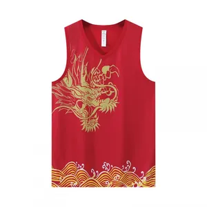 Vista detallada de camiseta deportiva roja con dragón dorado y patrones de olas