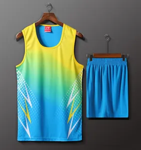 Vista detallada del conjunto de atletismo con patrón de rayo en degradado azul