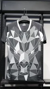 Detailansicht des einzigartigen geometrischen Löwenkopf-Prints auf einem grauen Trikot.