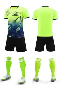 Professioneel sneldrogend neongroen en blauw voetbaltenue met shirt, korte broek en sokken