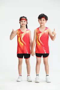 Conjunto atletismo infantil con chaleco rojo y pantalones cortos negros para deporte