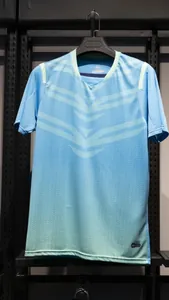 Gedetailleerde weergave van blauw verloop voetbalshirt met ademende stof en V-hals