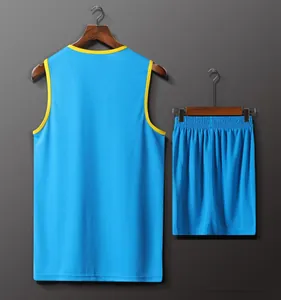 Vista trasera del conjunto azul de atletismo profesional con camiseta y pantalones