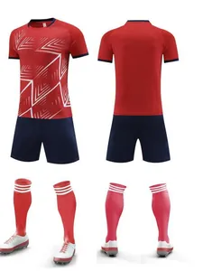 Sneldrogend ademend voetbaltenue in rood en marineblauw voor intensieve sportieve training