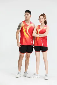 Conjunto de atletismo para hombre y mujer con camiseta roja estampada y pantalón corto