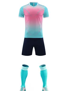Ensemble de maillot de football respirant avec un design dégradé rose et bleu