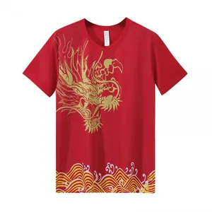 Detalle de camiseta deportiva de secado rápido con dragón dorado y ondas en rojo.