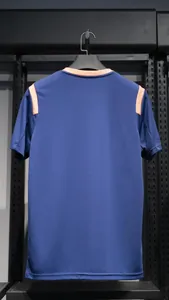 Gedetailleerd achteraanzicht van een blauw sportshirt met oranje schouderpanelen