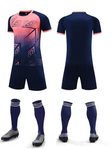 Ademend voetbaltenue in roze en blauw verloop met modern geometrisch patroon
