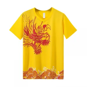 Detalle de camiseta amarilla de carreras de botes dragón con estampado de dragón y olas