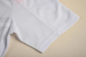 Detailopname van witte voetbalshirtmouw met de professionele ademende mesh-stoftextuur