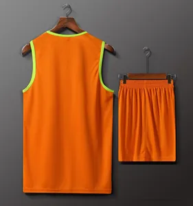 Vista trasera de un conjunto deportivo de running naranja y verde neón de calidad
