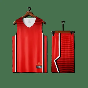 Detailansicht eines hochwertigen roten Basketballtrikot-Sets mit Streifen
