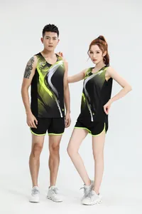 Conjunto profesional de atletismo y running para hombre y mujer en negro y verde lima