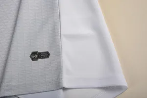 Detailopname van professionele ademende mesh-stof op een wit en grijs voetbalshirt