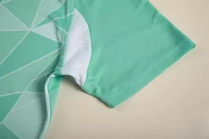 Detailansicht eines atmungsaktiven Fußballtrikots mit geometrischem Muster am Ärmel