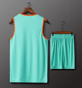 Vista trasera del conjunto de atletismo en verde menta y naranja con camiseta y pantalón