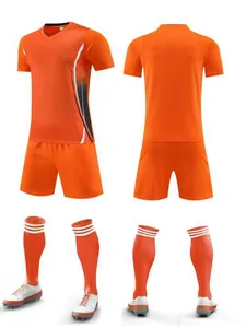 Completo da calcio arancione con maglia traspirante, pantaloncini e calze
