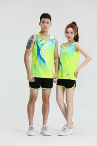 Conjunto de atletismo para hombre y mujer con camisetas y pantalones cortos de neón