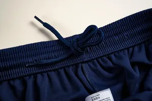 Detailansicht der marineblauen Fußball-Trainingsshorts mit elastischem Bund und Kordelzug