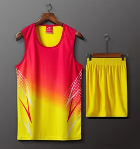 Vista detallada del uniforme de atletismo degradado rojo y amarillo con camiseta y pantalón corto