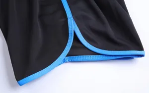 Detalle de los pantalones cortos de malla transpirable con ribete azul y costuras.