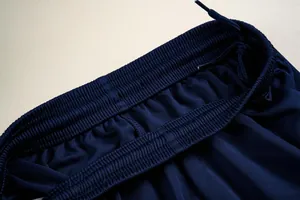 Detail van de elastische tailleband met trekkoord van een marineblauwe voetbalshort