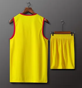 Vista posterior del conjunto de camiseta de atletismo amarilla transpirable con rojo