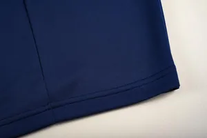 Close-up van marineblauwe voetbalshirtstof met duurzame stiksels van hoge kwaliteit