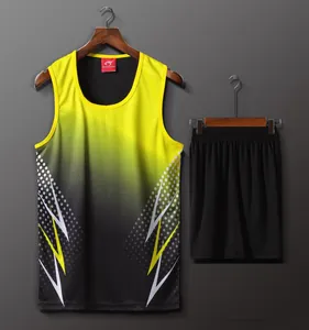 Conjunto de atletismo para hombre con chaleco degradado amarillo y pantalón corto.