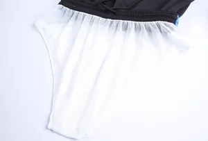 Primer plano del forro de malla blanca transpirable de unos shorts de carrera pro