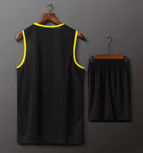 Vista trasera de un conjunto deportivo negro profesional con ribete amarillo para entrenar