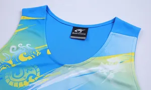 Primer plano de camiseta de atletismo de malla transpirable con etiqueta de marca