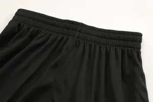 Detalle de pantalones cortos deportivos de malla transpirable negra con cintura elástica