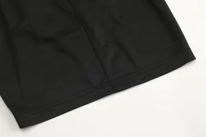 Primer plano del tejido de malla negro transpirable y dobladillo resistente