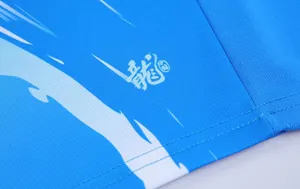 Detalle de primer plano del chaleco azul de running con estampado de dragón y tejido transpirable.