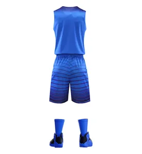 Rückansicht eines blauen Basketball-Trikot-Sets mit Streifen und passenden Schuhen