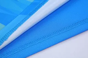 Primer plano de costuras de alta densidad en tela deportiva azul transpirable de calidad.