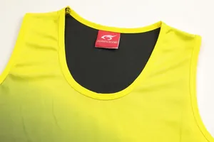 Detalle del cuello del chaleco deportivo amarillo transpirable con etiqueta roja de marca