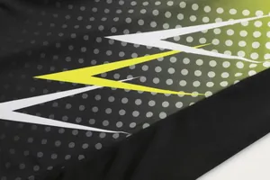 Detalle del tejido transpirable del traje de atletismo con estampado de rayo amarillo