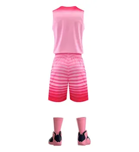 Rückansicht eines professionellen Basketball-Trikots und Shorts-Sets mit Farbverlauf in Pink