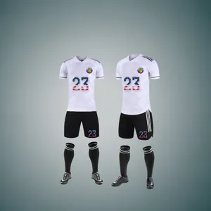 Professionelles Fußball-Trainingsset in Weiß und Schwarz mit Trikot und Shorts