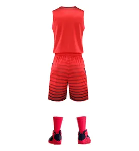Rückansicht eines roten Basketball-Uniform-Sets für Herren mit Trikot und passender Shorts