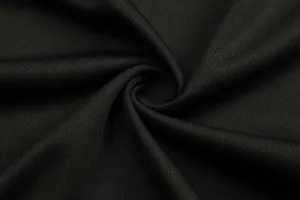 Detalle macro de tela de malla negra transpirable para uniformes de atletismo profesional